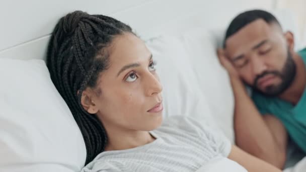 ベッドで不安を抱えるカップル 不眠症の女性は 自宅で別れ 罪悪感を心配しています メンタルヘルス うつ病 悲しい女性と男性は 紛争の後に寝室で眠る — ストック動画