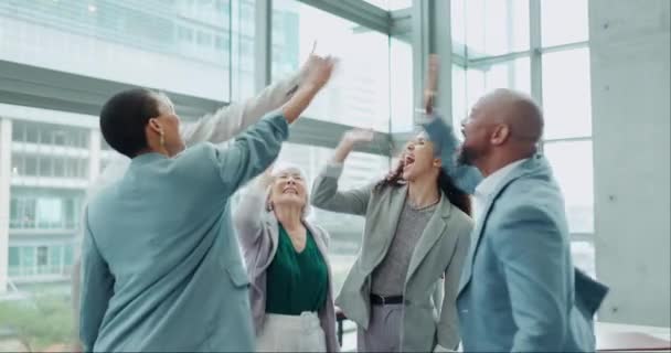商界人士 集体庆祝和高层五人在办公室为掌声 目标或赢得在金融机构的胜利 微笑着为成功 多样性或对利润 奖金或股票交易的支持 — 图库视频影像