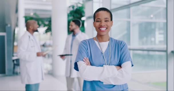 Μαύρη Γυναίκα Σταυρωμένα Χέρια Και Νοσοκόμα Πρόσωπο Και Υγεία Χαμόγελο — Αρχείο Βίντεο