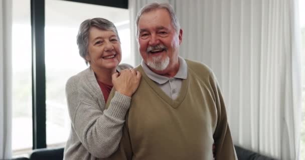 Starsza Para Uśmiech Dom Małżeństwem Emerytura Miłość Tańczącą Muzyką Starsi — Wideo stockowe