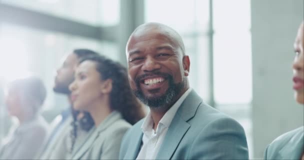Twarz Szczęśliwy Biznesu Czarny Człowiek Konferencji Kolegami Szkolenia Podczas Warsztatów — Wideo stockowe