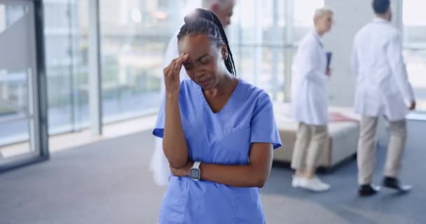 Mal Testa Infermiera Donna Colore Con Stress Ospedale Burnout Sovraccarico — Video Stock