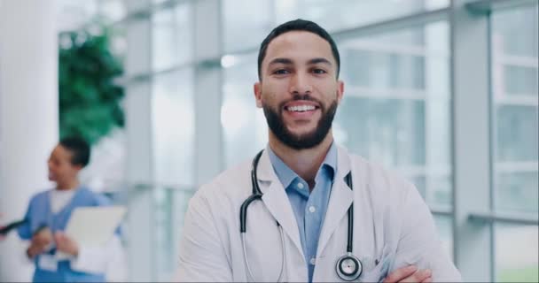 Mann Arme Verschränkt Und Arzt Gesicht Und Gesundheit Mit Lächeln — Stockvideo