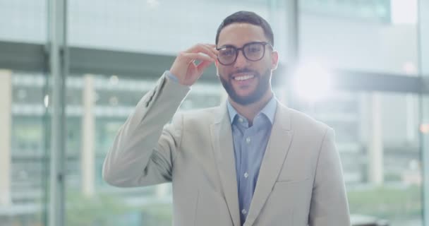 Óculos Rosto Advogado Homem Com Braços Cruzados Escritório Brilho Lente — Vídeo de Stock