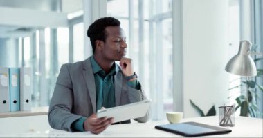Borsa, yatırım ya da ofis planlamasında ticaret çözümü için tablet üzerinde düşünen ve mutlu bir iş adamı. Profesyonel Afrikalı kişi ya da tüccar kararı, seçimi ya da dijital teknoloji hakkındaki fikirleri.