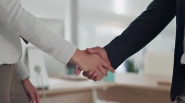 İş adamları, el sıkışma ve toplantı B2B, anlaşma ya da ortaklık Ofiste takım çalışması. Çalışanlar selamlaşma, işe alma ya da takım işbirliğinde el sıkışıyor..