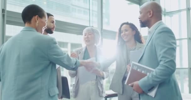 欢迎和商务人士在办公室里就交易 合作或会面等事宜入职 在讨论伙伴关系时 团队和员工握手 — 图库视频影像