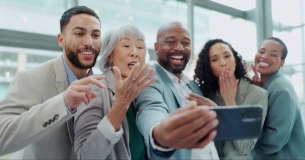 Fredsskylt Selfie Och Teamwork Med Affärsmän Kontoret För Sociala Medier — Stockvideo