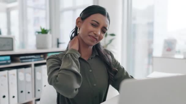 Stress Nackenschmerzen Und Geschäftsfrau Laptop Büro Mit Muskeln Problemen Oder — Stockvideo