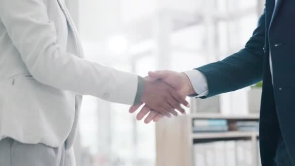 Kézfogás Találkozón Üzletemberek Hivatalban Üdvözlet Egyetértés Bevezetés Kézfogás Férfi Partnerségben — Stock videók