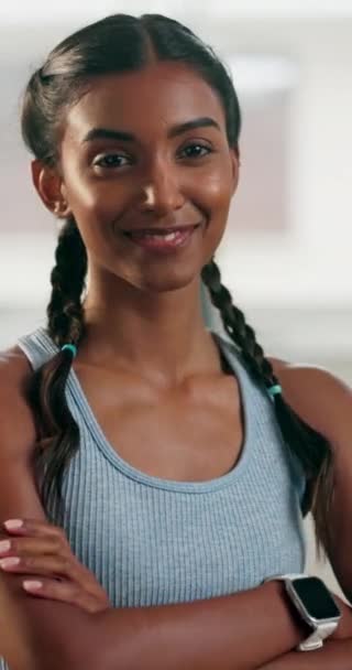 脸和胳膊交叉在体育馆里 健身和微笑与锻炼 健康和幸福交织在一起 印度人 女性和运动俱乐部的培训 对肖像画和体育运动的信心 — 图库视频影像