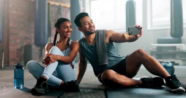 在社交媒体上做运动或健身训练时 可以使用Flex Selfie Couple和Gym 亚洲男人或私人教练和印第安女人作为锻炼朋友 为了记忆或影响他人而拍照 — 图库视频影像