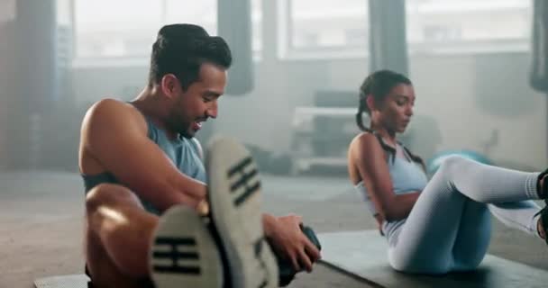 Dumbbell Fitness High Five Met Koppel Sportschool Voor Training Motivatie — Stockvideo
