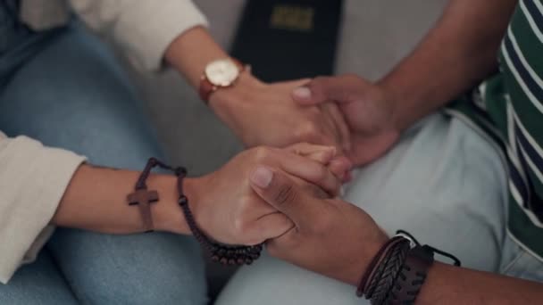 Oben Pflege Und Ein Paar Händchen Halten Für Ein Gebet — Stockvideo