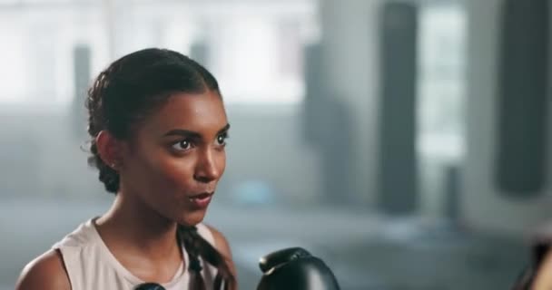 Fitness Exercice Boxe Féminine Avec Entraîneur Personnel Gymnase Pour Entraînement — Video
