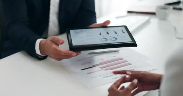 Empresários Mãos Tablet Marketing Relatório Análise Para Estratégia Estatísticas Planejamento — Vídeo de Stock