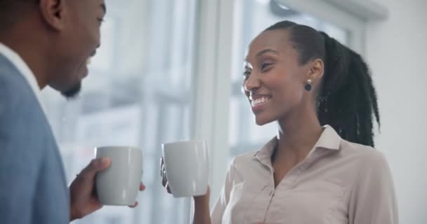 商界人士和朋友在办公室 工作场所喝咖啡休息 并就合作问题进行有趣的交谈 在尼日利亚 非洲员工一边喝茶一边说笑话 — 图库视频影像