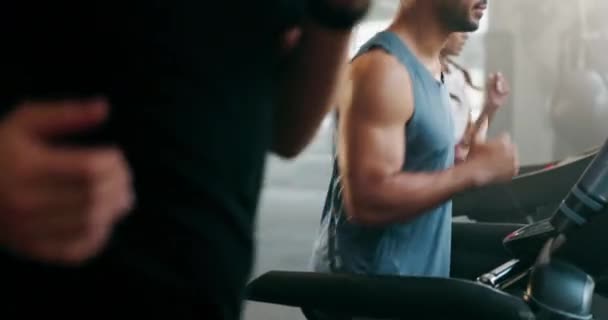 健身和人们在健身房的跑步机上跑步以获得训练和健康 运动员团体或男子一起在机器上进行有氧运动 以促进健康 表现或专注 — 图库视频影像