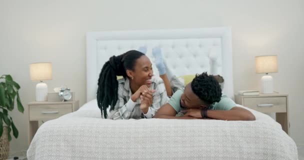 Fekete Pár Ágyban Nevetéssel Beszélgetéssel Szerelemmel Pihenés Boldog Hétvégi Reggelen — Stock videók