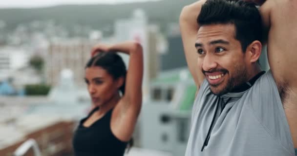 Pareja Fitness Entrenamiento Azotea Con Estiramiento Salud Sonrisa Con Asociación — Vídeo de stock