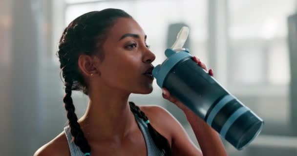 Fitness Mujer Agua Potable Después Del Ejercicio Gimnasia Entrenamiento Entrenamiento — Vídeo de stock