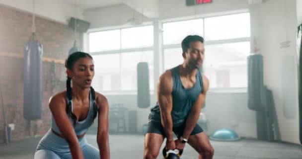 健身和水壶 夫妇在健身房锻炼 锻炼的动力和重量 私人教练 运动和支持 与男子和妇女一起进行健康 健美和挑战方面的培训 — 图库视频影像