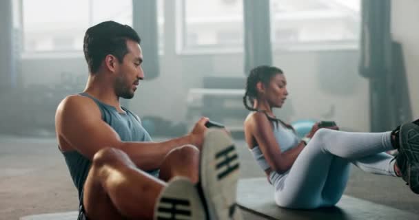 Υγεία Φυσική Κατάσταση Και Dumbbell Ζευγάρι Στο Γυμναστήριο Για Προπόνηση — Αρχείο Βίντεο