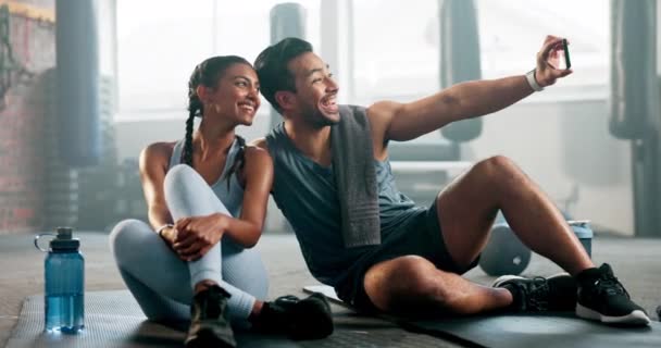 Selfie Pessoas Academia Para Exercícios Flexíveis Treinamento Fitness Com Mídias — Vídeo de Stock