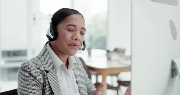 Müşteri Hizmetleri Tavsiyeler Bilgisayardaki Mutlu Kadın Danışmanlık Yardım Masasındaki Teleskoplar — Stok video
