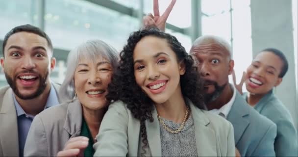 Happy Selfie Dan Kerja Sama Tim Dengan Menghadapi Orang Orang — Stok Video
