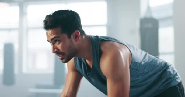 Man Hantel Och Fitness Gym Tyngdlyftning Och Muskelträning Med Stark — Stockvideo