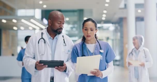 タブレット レポート 看護師は チーム手術 健康保険のアドバイスのために病院ロビーの医師と話しています サポートと話すチームワーク 女性と黒人男性 — ストック動画