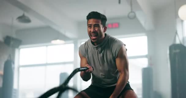 钢丝绳运动和一个在健身房锻炼健美的男人 亚洲运动员 有专注力 重绳索或战斗绳索以获得力量 强壮肌肉和锻炼或健康挑战的人 — 图库视频影像