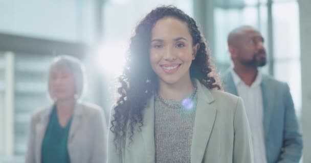微笑和领导与一位在公司管理层办公室的女商人 肖像画 关于我们和一个快乐的年轻女经理在办公室成功的愿景 — 图库视频影像