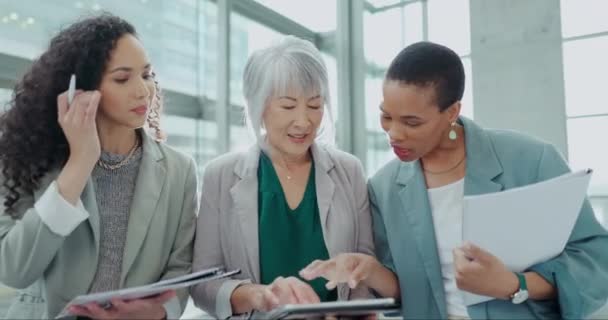 与在职的商界人士一起制作表格 计划和团队合作 以进行数字 讨论和反馈 与妇女合作 战略和项目管理的技术 多样性和领导力 — 图库视频影像