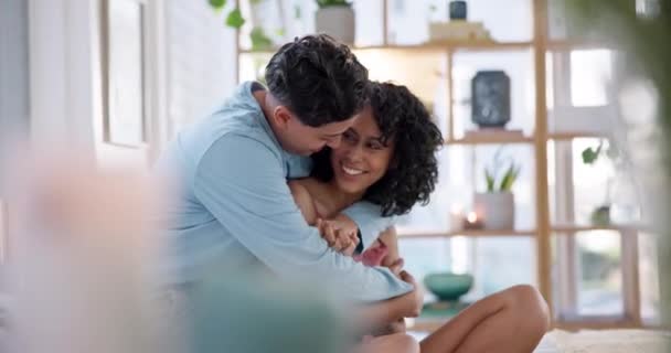 Amor Beso Frente Pareja Lesbiana Abrazo Vínculo Sonrisa Para Bienestar — Vídeos de Stock