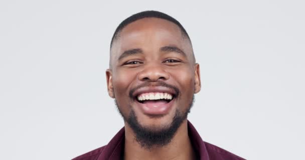 Щасливий Обличчя Чорний Чоловік Білому Тлі Сміючись Проявляючи Впевненість Посмішка — стокове відео