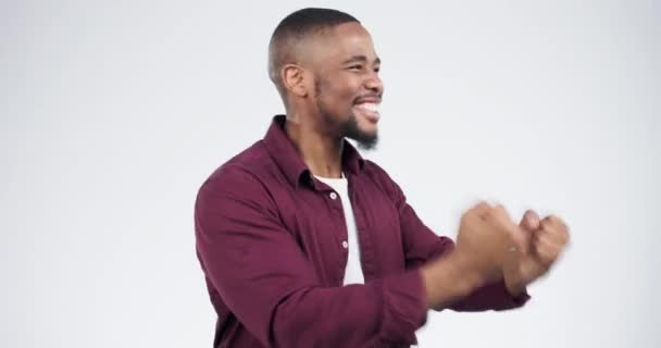 Éxito Ganador Feliz Con Hombre Negro Aplausos Estudio Para Celebración — Vídeo de stock