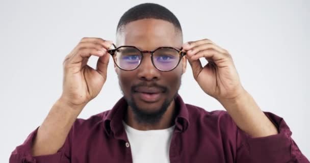 Cara Óculos Homem Preto Com Sorriso Optometria Prescrição Lente Fundo — Vídeo de Stock