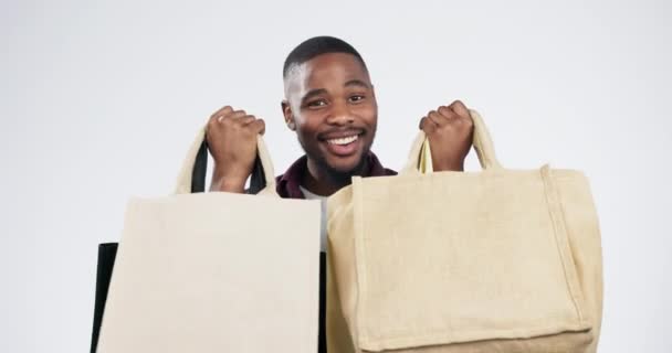 工作室和生态友好购物袋兴奋的笑 脸或折扣的白色背景 非洲男人 顾客或乐于用可持续的面料 护理或回收处理 销售或储蓄的人 — 图库视频影像