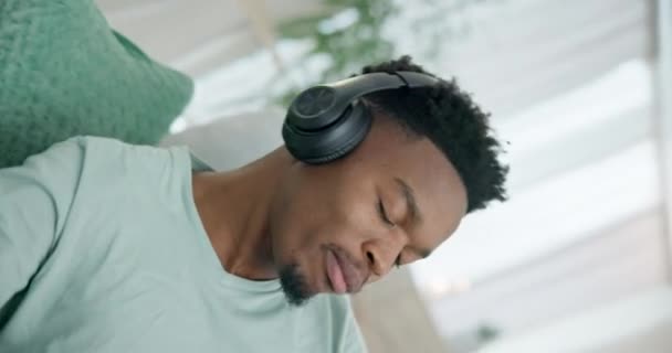 Czarny Człowiek Słuchawki Taniec Muzyki Strumieniowe Audio Stresem Relaks Domu — Wideo stockowe
