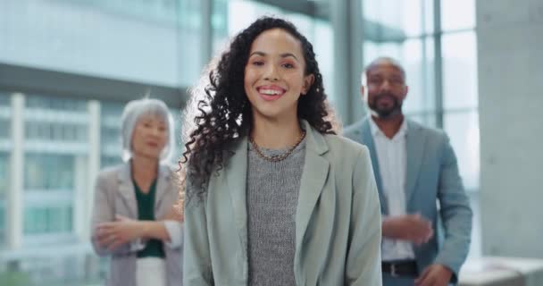 Gesicht Lächeln Und Management Mit Einer Geschäftsfrau Büro Für Unternehmensführung — Stockvideo