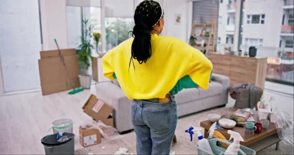 Limpieza Mujer Frustrada Espalda Con Sala Estar Desordenada Salón Casa — Vídeos de Stock