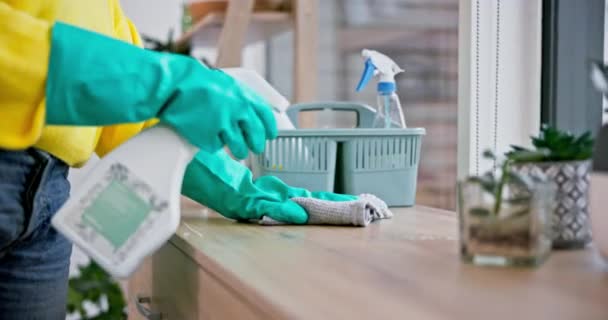 Tisztább Kéz Személy Spray Vel Bútorok Vegyi Anyagok Tisztítása Higiéniával — Stock videók