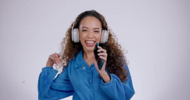 Mulher Feliz Cantando Telefone Ouvindo Música Karaoke Contra Fundo Estúdio — Vídeo de Stock