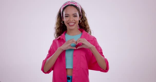 Rostro Corazón Manos Mujer Estudio Para Cuidado Amabilidad Donación Caridad — Vídeo de stock