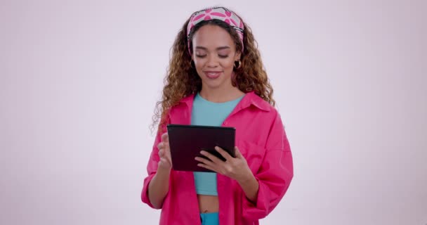 インターネット モバイルアプリ ソーシャルメディアのスタジオで女性のハッピー タブレット コロンビアの若い女性モデルの笑顔 コミュニケーション 肖像画 デジタル技術を背景に — ストック動画