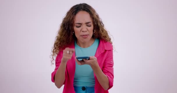 Mulher Gritando Com Raiva Com Telefonema Estúdio Estresse Com Conflito — Vídeo de Stock
