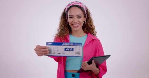年轻女子 机票和演播室 脸上挂着国际旅行 平板电脑和白色背景的微笑 Gen Z女孩 对飞机证件 移民和全球交通感到满意 — 图库视频影像