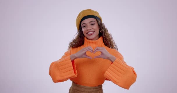 Ręce Serca Kobieta Studio Życzliwość Miłość Wdzięczność Symbolem Emoji Lub — Wideo stockowe